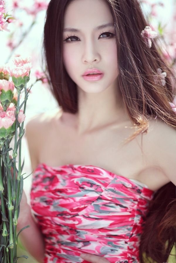 唯美桃花之下的电眼美人清纯动人写真