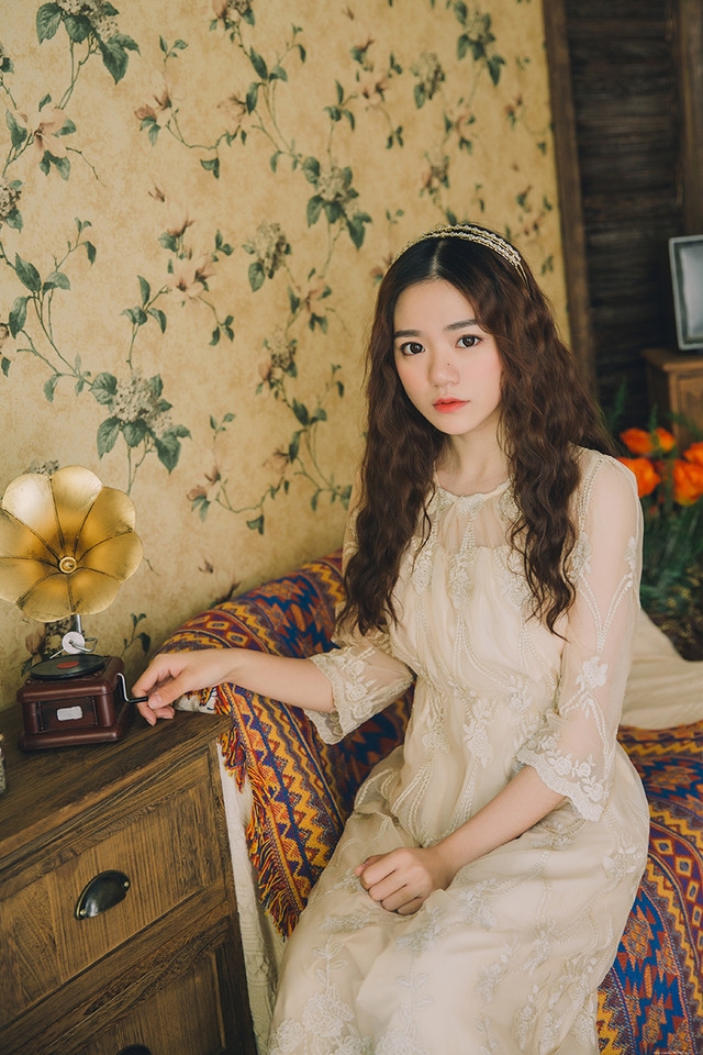 复古古典美女蕾丝长裙气质柔美听音乐