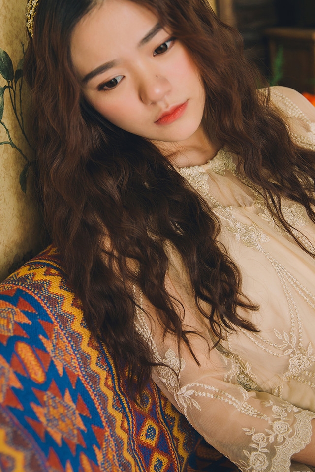 复古古典美女蕾丝长裙气质柔美听音乐