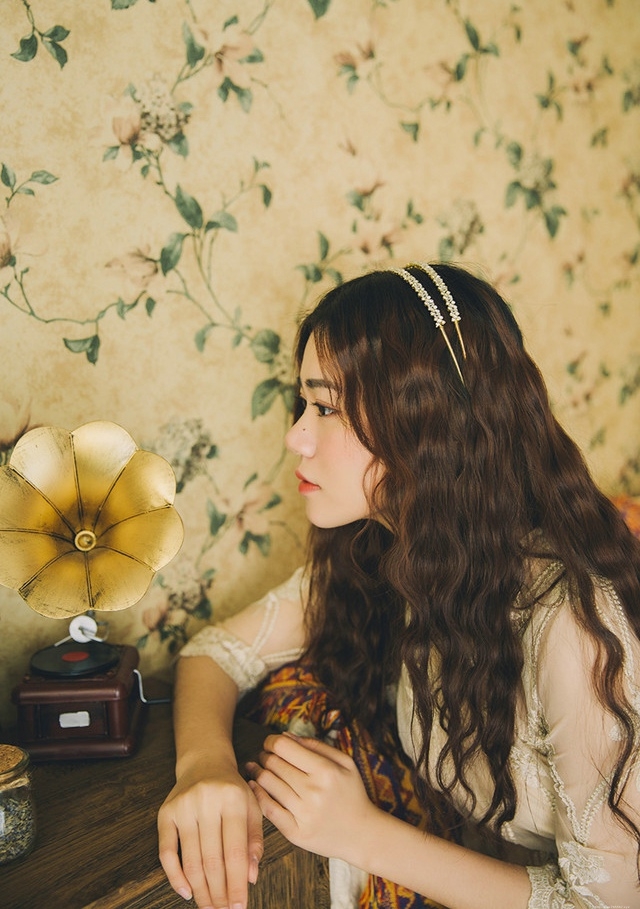 复古古典美女蕾丝长裙气质柔美听音乐