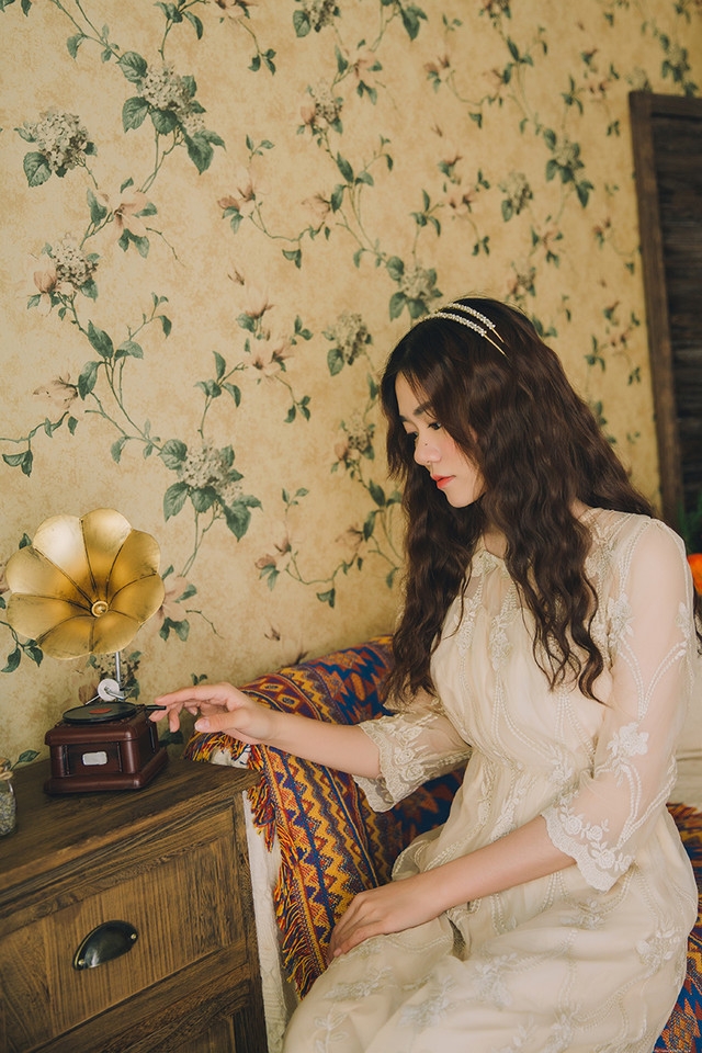 复古古典美女蕾丝长裙气质柔美听音乐