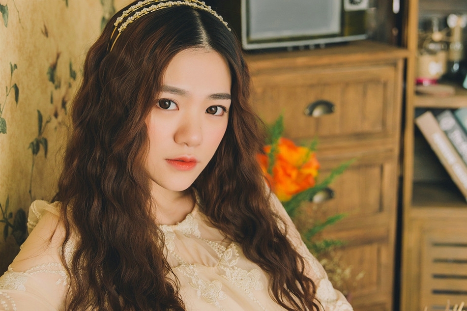 复古古典美女蕾丝长裙气质柔美听音乐