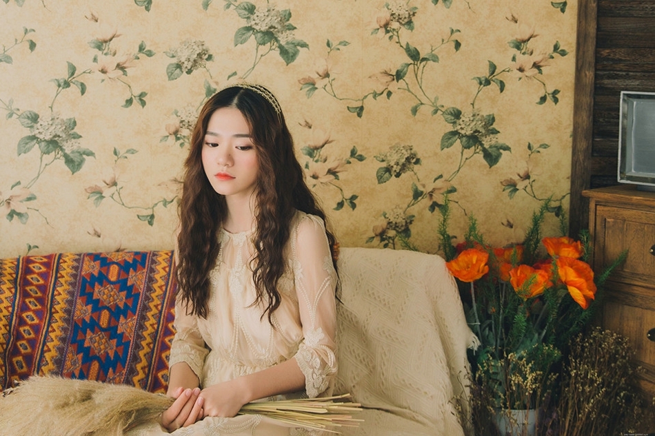 复古古典美女蕾丝长裙气质柔美听音乐