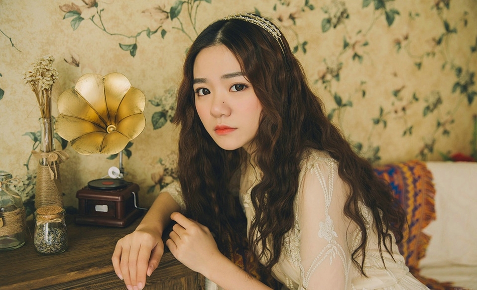 复古古典美女蕾丝长裙气质柔美听音乐