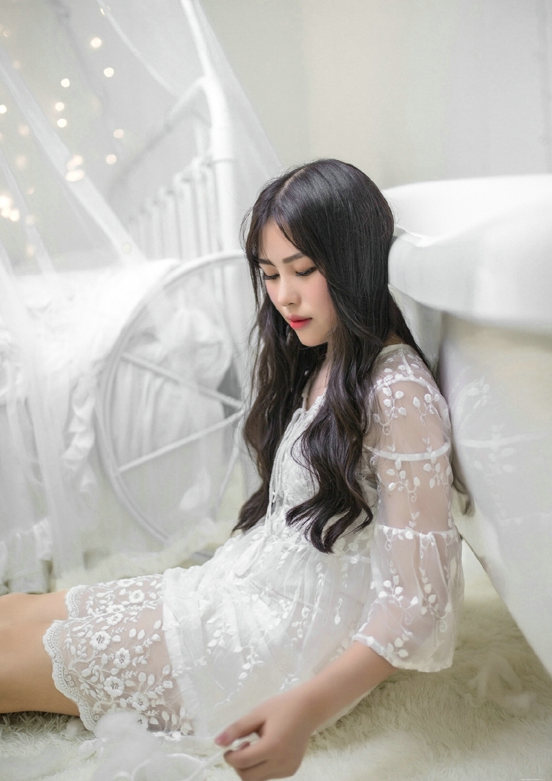 洁净私房内的白裙美女黑发红唇娇艳写真