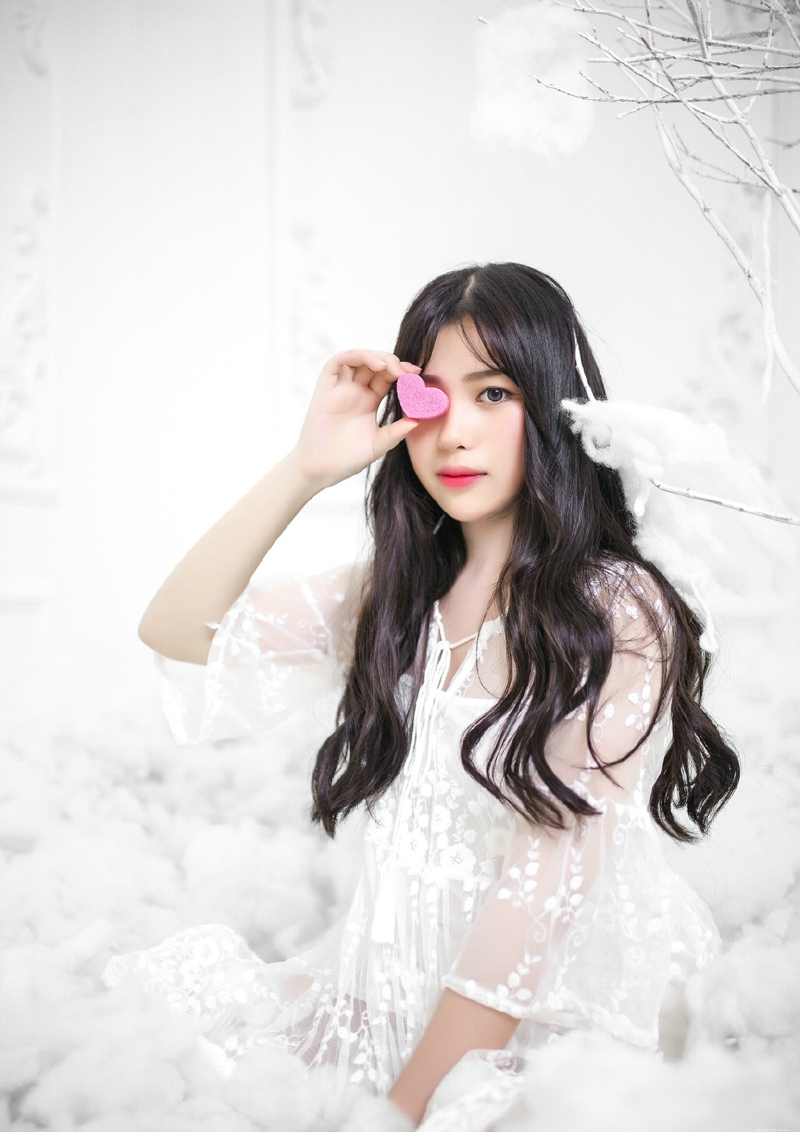 洁净私房内的白裙美女黑发红唇娇艳写真