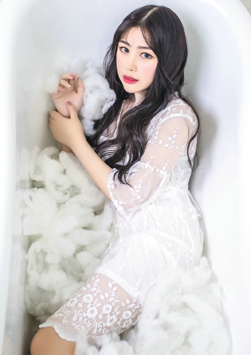 洁净私房内的白裙美女黑发红唇娇艳写真