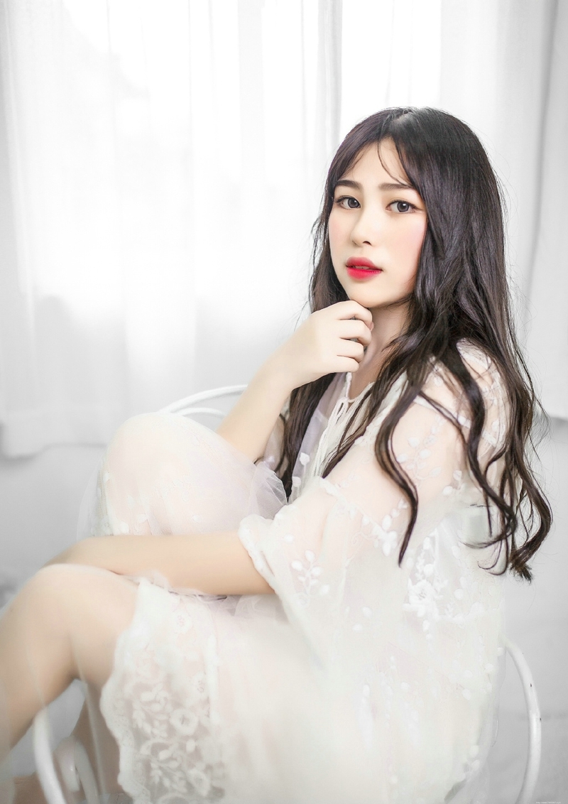 洁净私房内的白裙美女黑发红唇娇艳写真