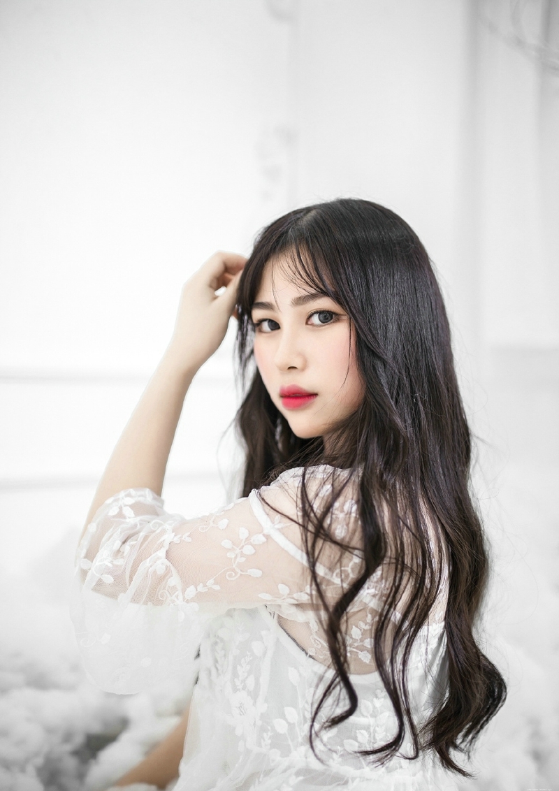 洁净私房内的白裙美女黑发红唇娇艳写真