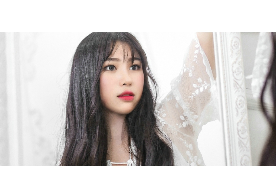 洁净私房内的白裙美女黑发红唇娇艳写真