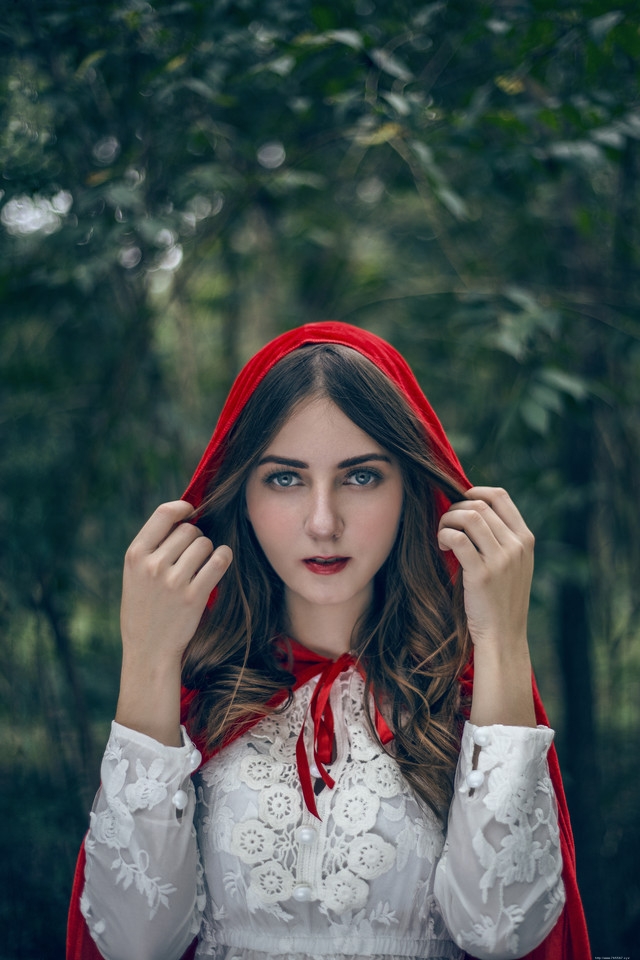 红帽异国美女蕾丝裙迷失在深山里徘徊