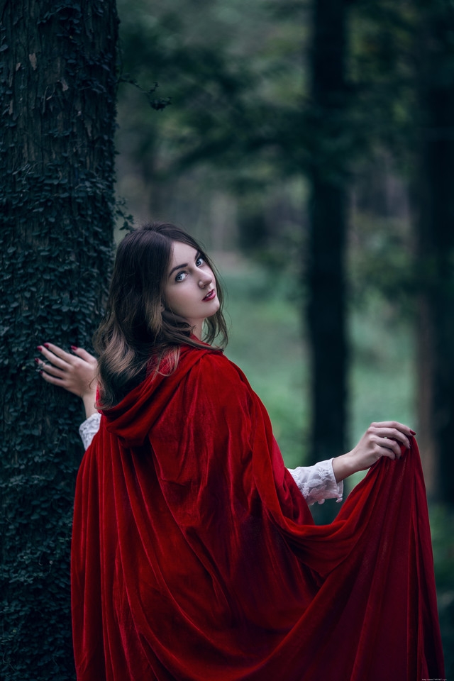 红帽异国美女蕾丝裙迷失在深山里徘徊