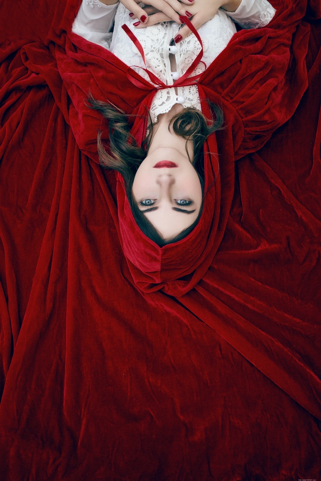 红帽异国美女蕾丝裙迷失在深山里徘徊