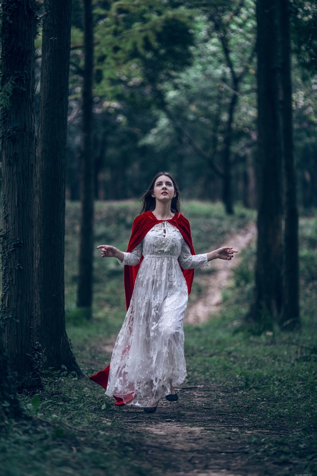 红帽异国美女蕾丝裙迷失在深山里徘徊