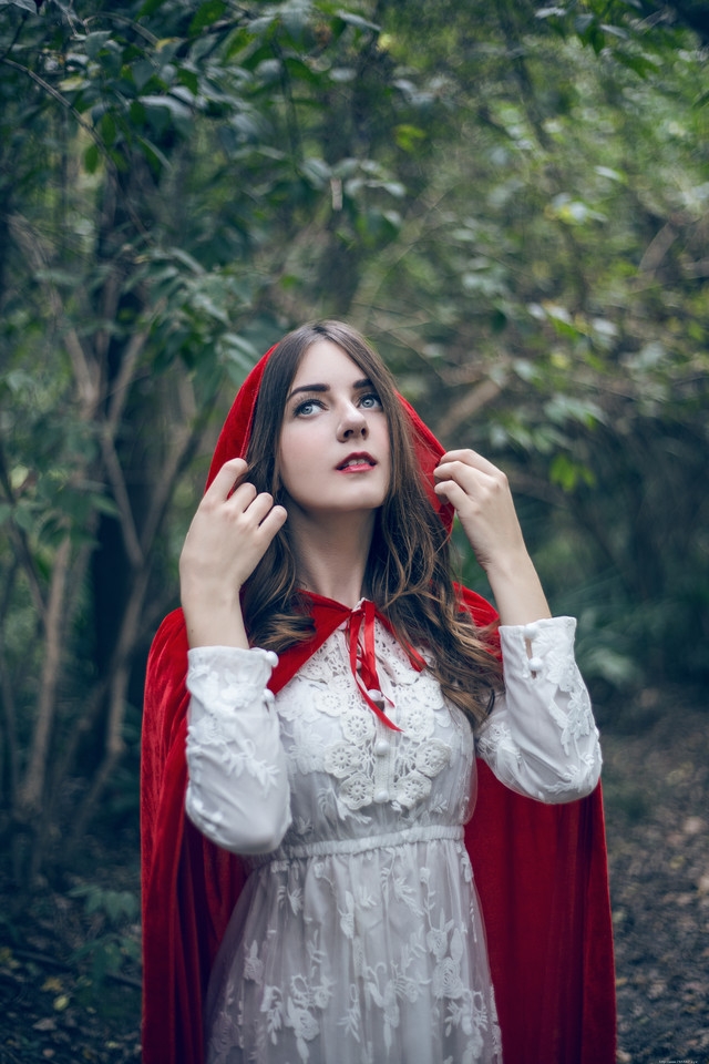 红帽异国美女蕾丝裙迷失在深山里徘徊