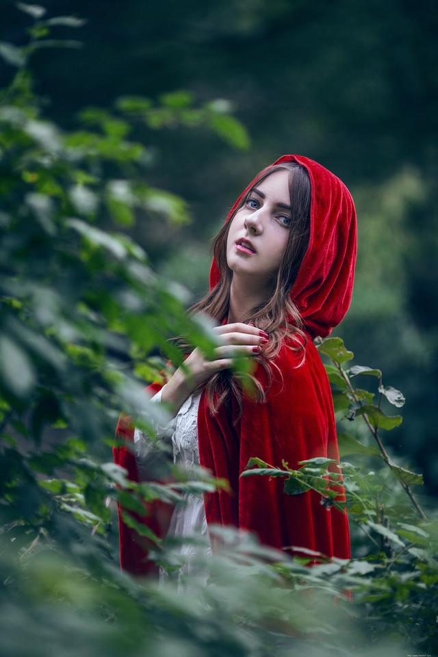 红帽异国美女蕾丝裙迷失在深山里徘徊