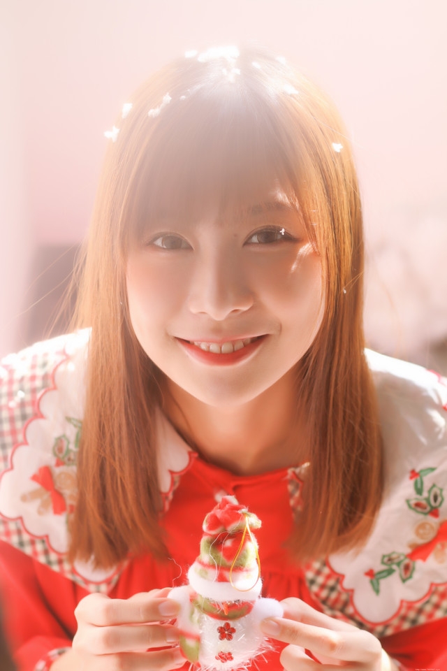 圣诞美女娇俏可人古灵精怪精心装扮圣诞树