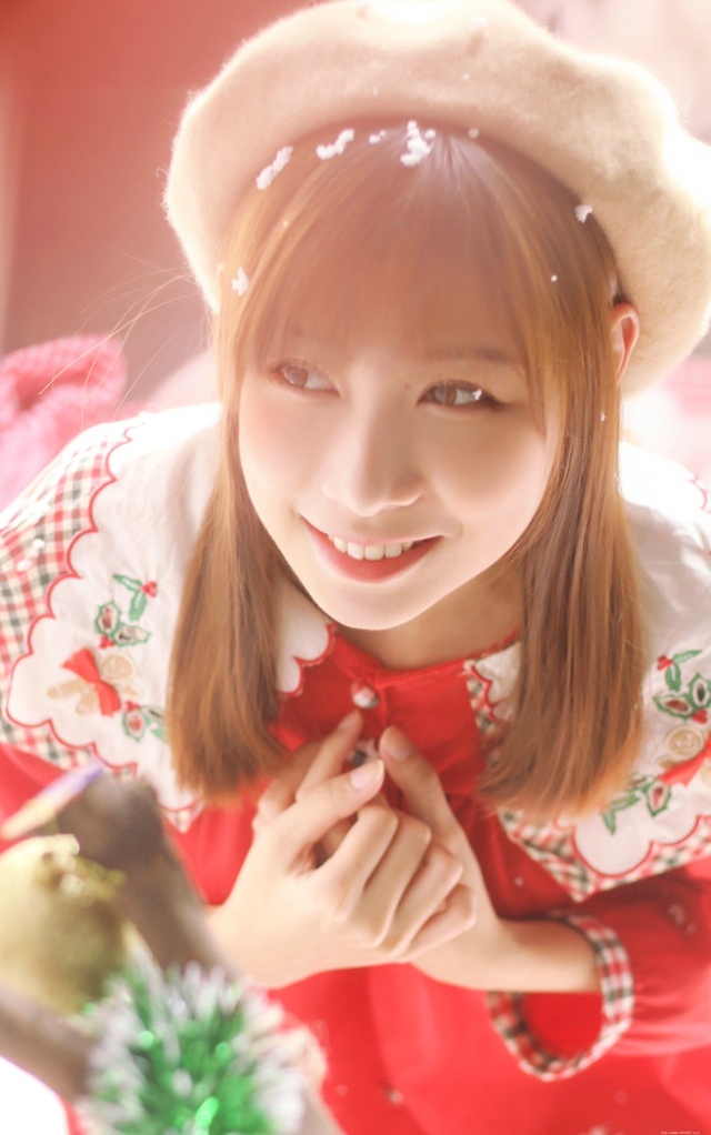 圣诞美女娇俏可人古灵精怪精心装扮圣诞树