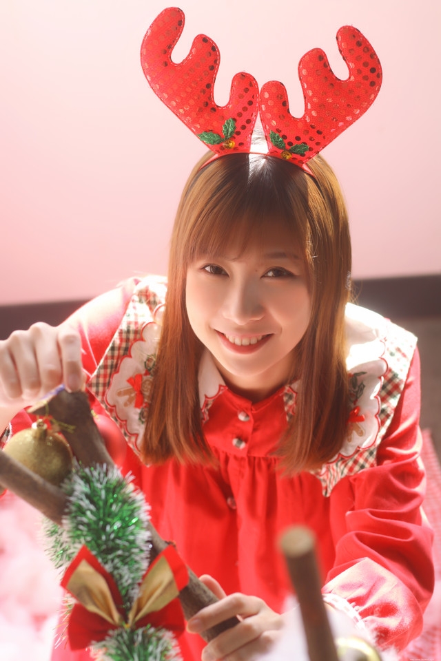 圣诞美女娇俏可人古灵精怪精心装扮圣诞树