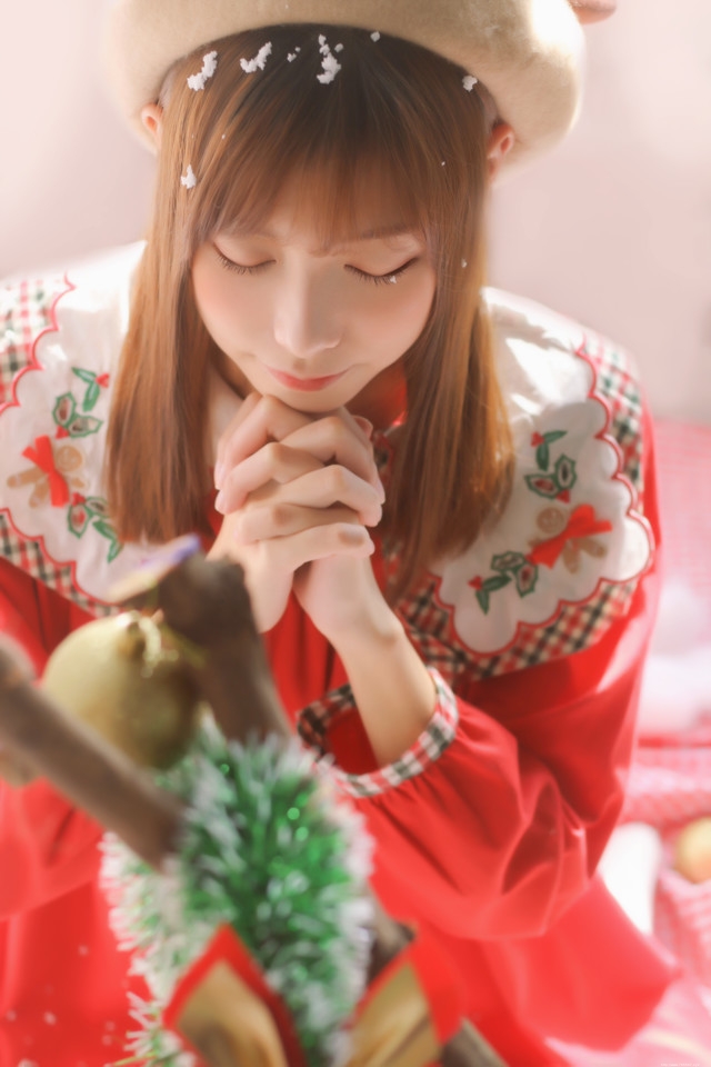 圣诞美女娇俏可人古灵精怪精心装扮圣诞树