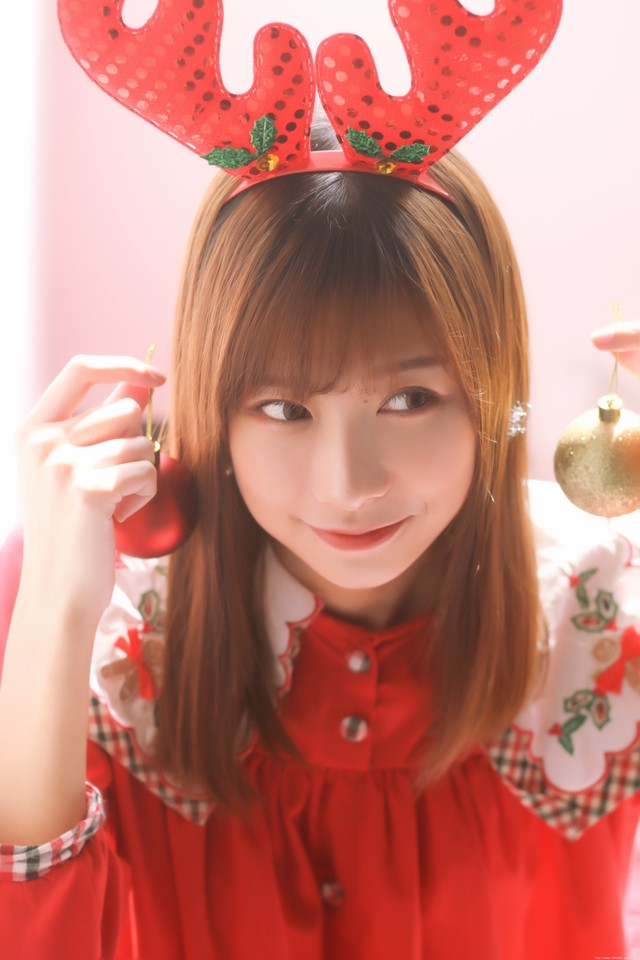 圣诞美女娇俏可人古灵精怪精心装扮圣诞树