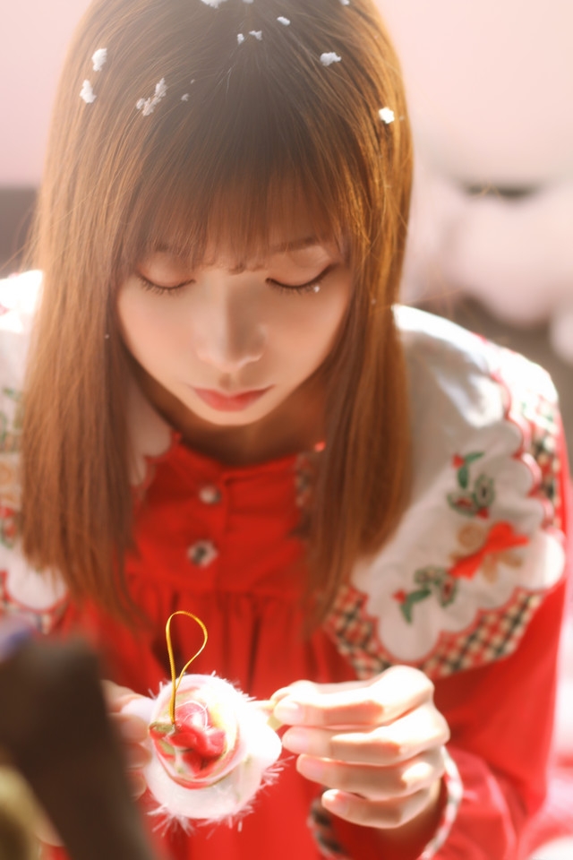 圣诞美女娇俏可人古灵精怪精心装扮圣诞树