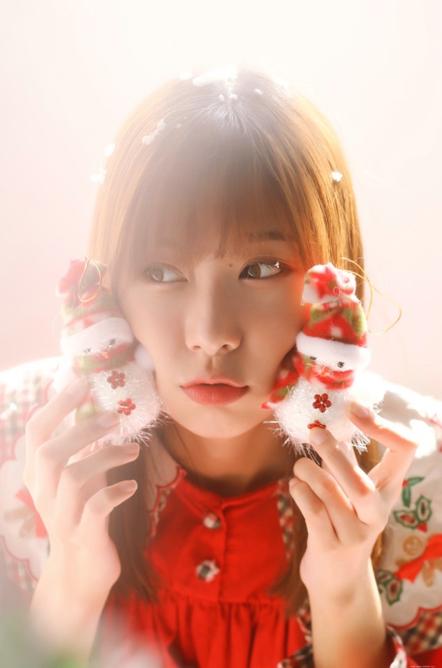 圣诞美女娇俏可人古灵精怪精心装扮圣诞树