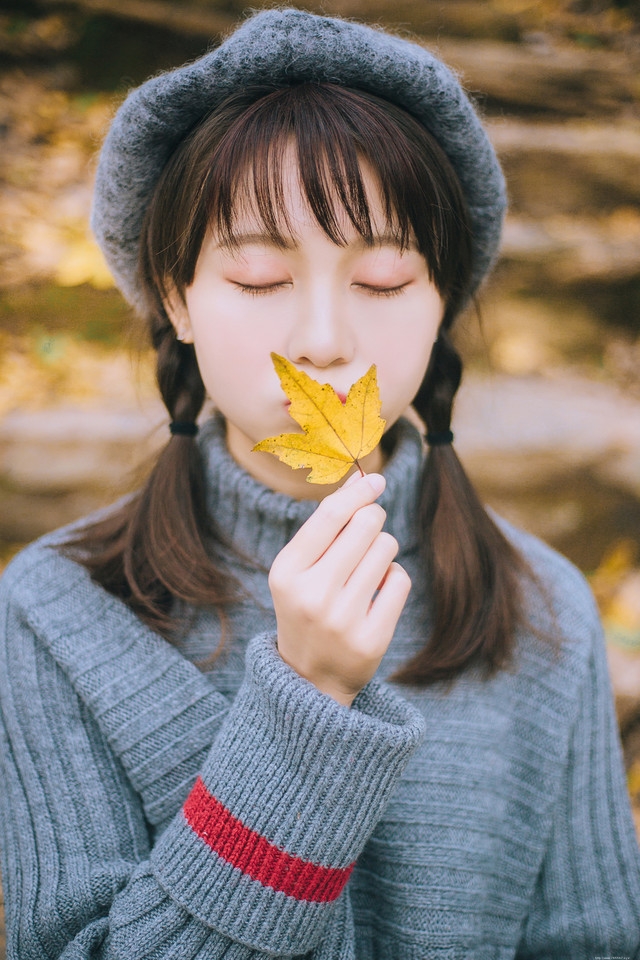 贝雷帽麻花辫美女落叶下安静看书露牙套浅笑