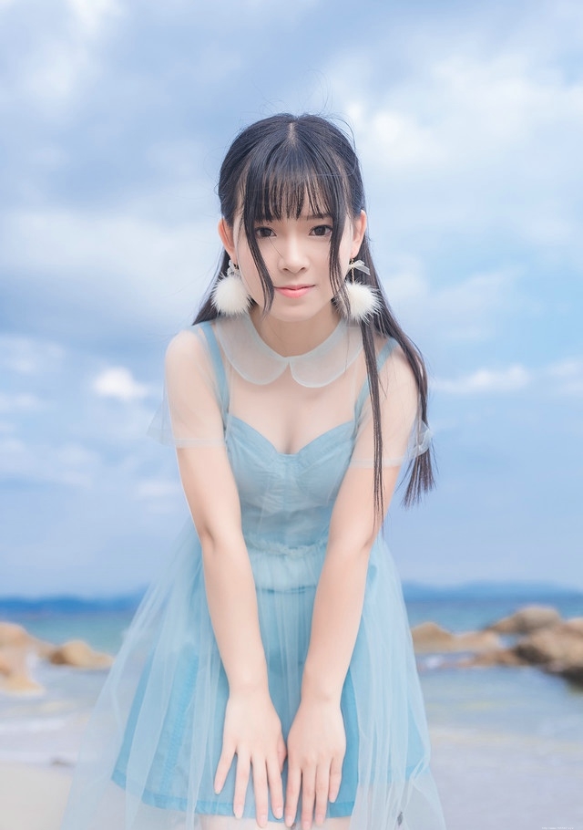 蓝色天空下透视白纱裙美女海水中湿身戏水