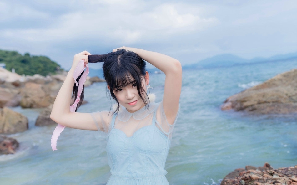 蓝色天空下透视白纱裙美女海水中湿身戏水