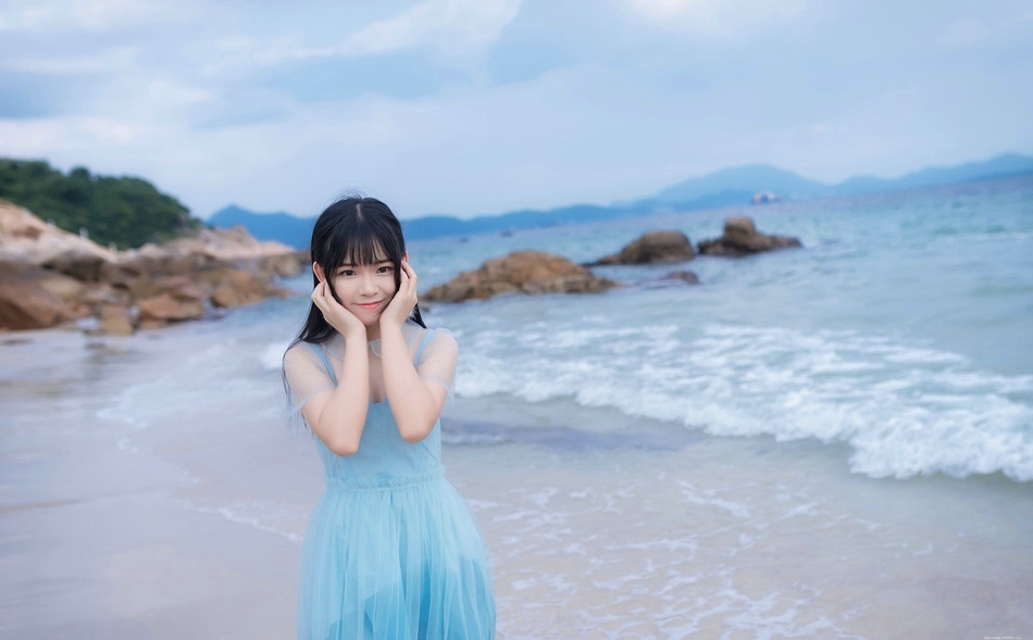 蓝色天空下透视白纱裙美女海水中湿身戏水