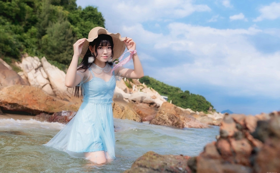 蓝色天空下透视白纱裙美女海水中湿身戏水