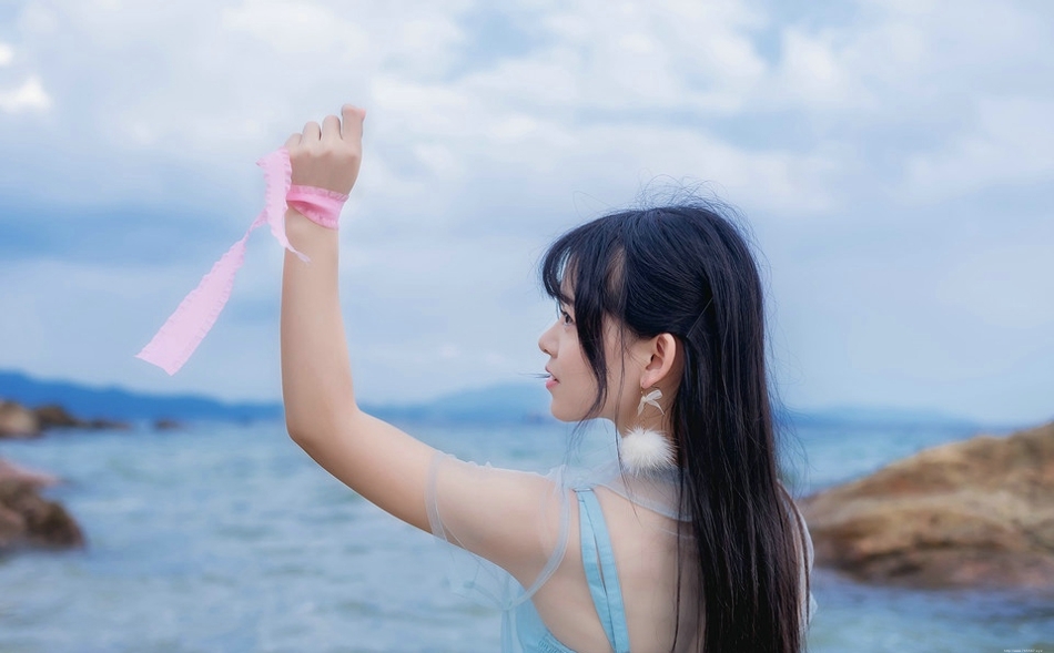 蓝色天空下透视白纱裙美女海水中湿身戏水