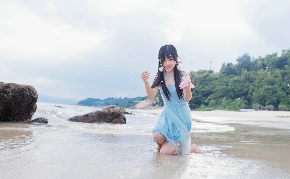 蓝色天空下透视白纱裙美女海水中湿身戏水