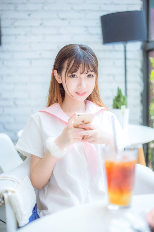 一只洋娃娃的下午茶文静悠闲生活照