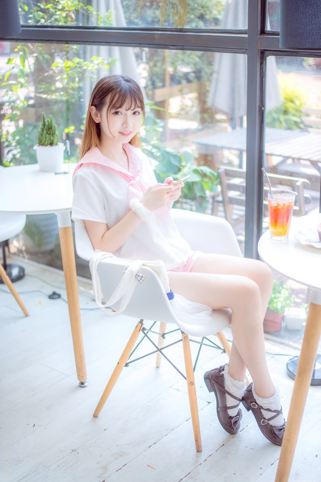 一只洋娃娃的下午茶文静悠闲生活照