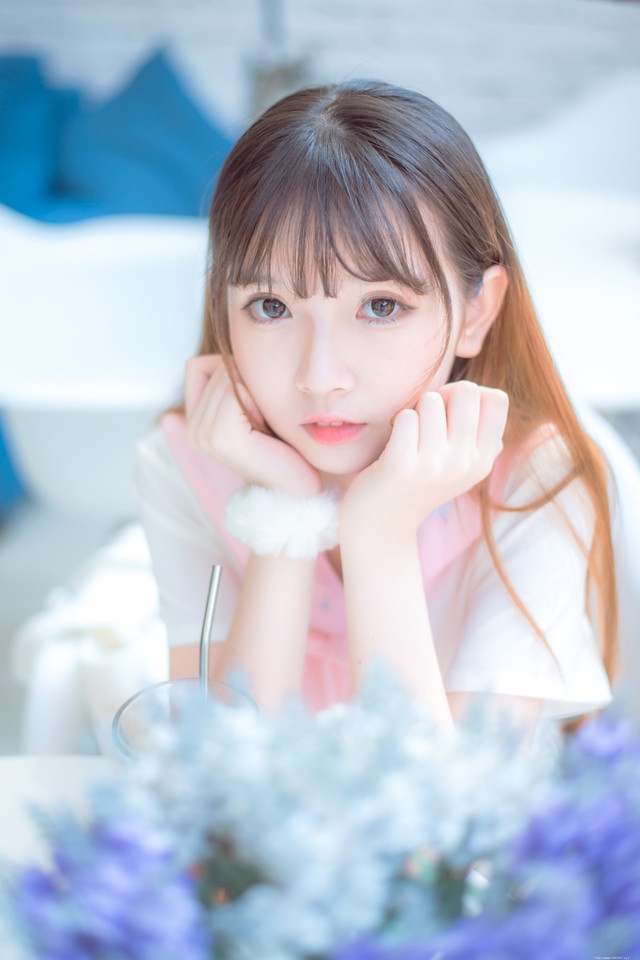 一只洋娃娃的下午茶文静悠闲生活照