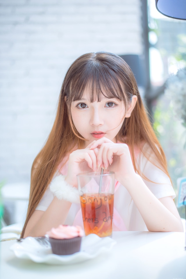 一只洋娃娃的下午茶文静悠闲生活照