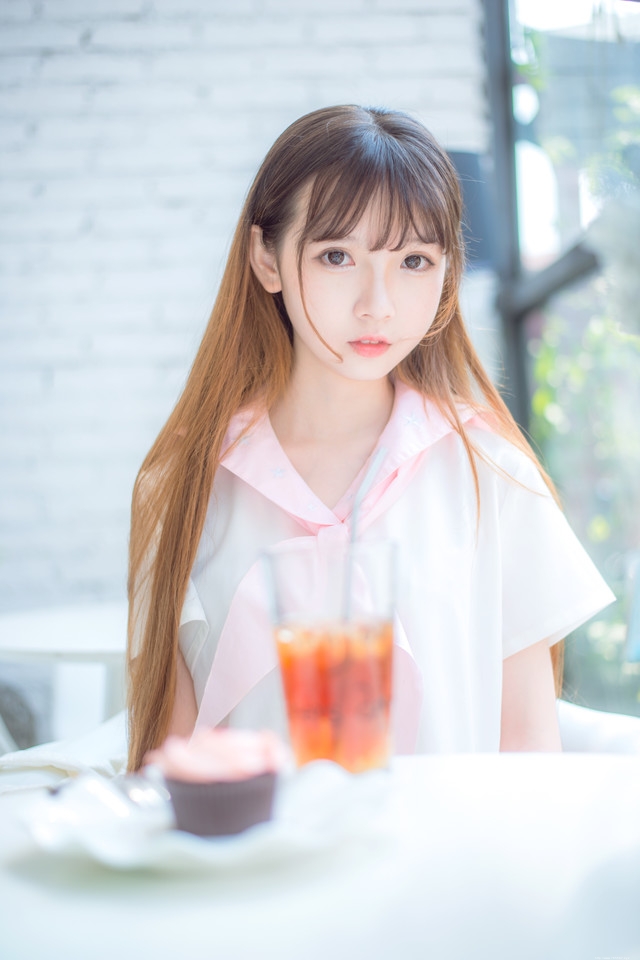 一只洋娃娃的下午茶文静悠闲生活照