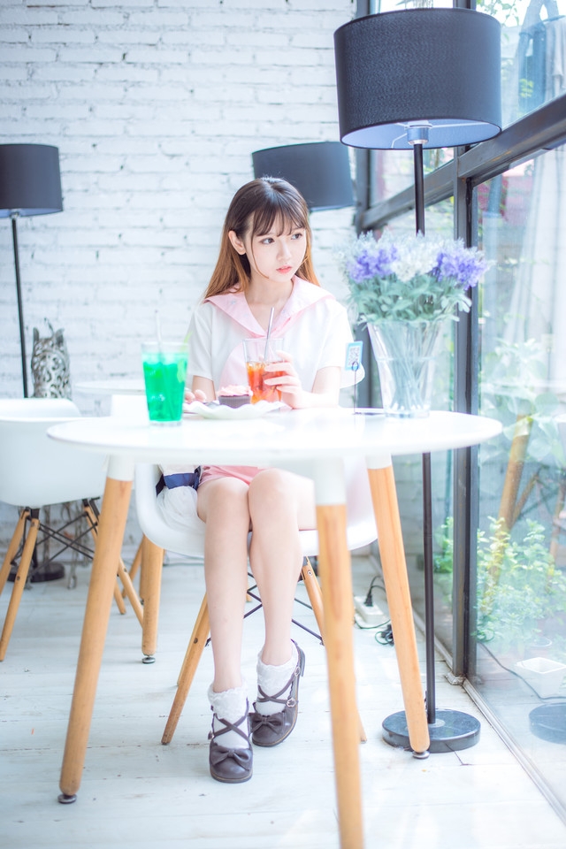 一只洋娃娃的下午茶文静悠闲生活照