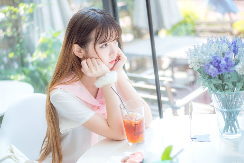 一只洋娃娃的下午茶文静悠闲生活照