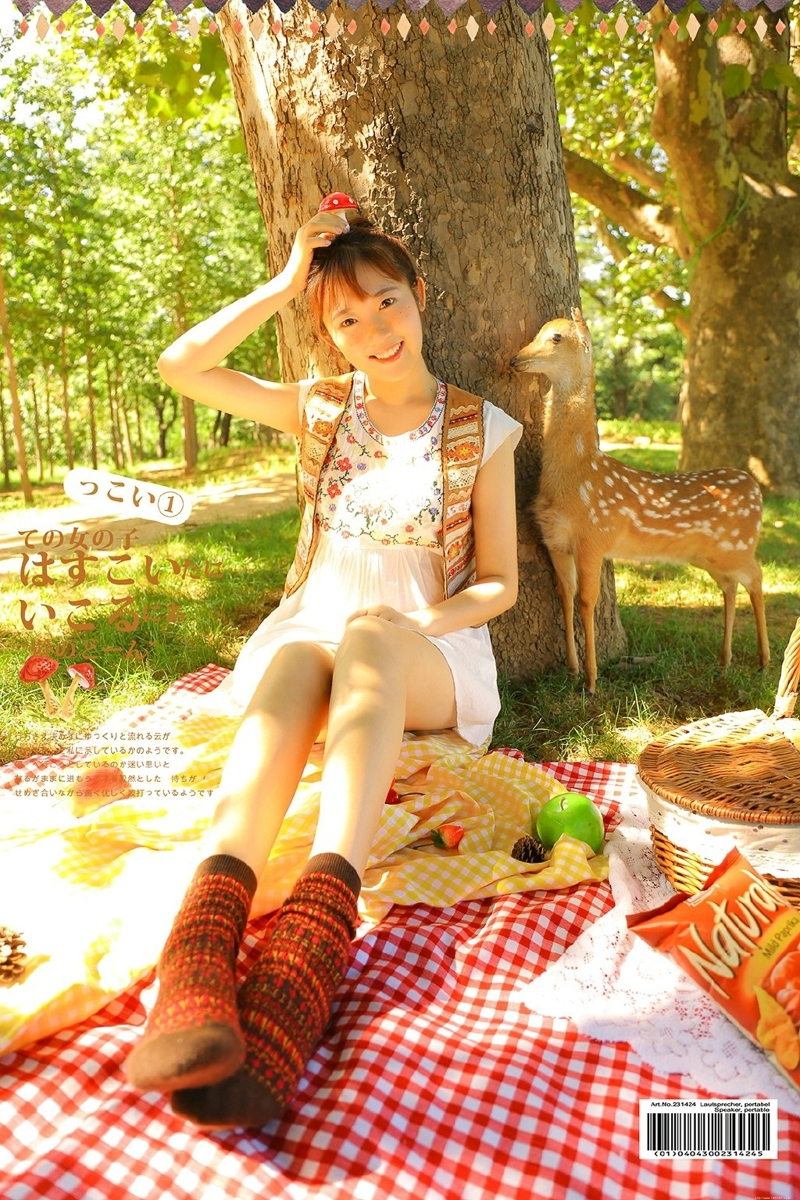 可爱娃娃脸少女纯真野餐愉悦时光