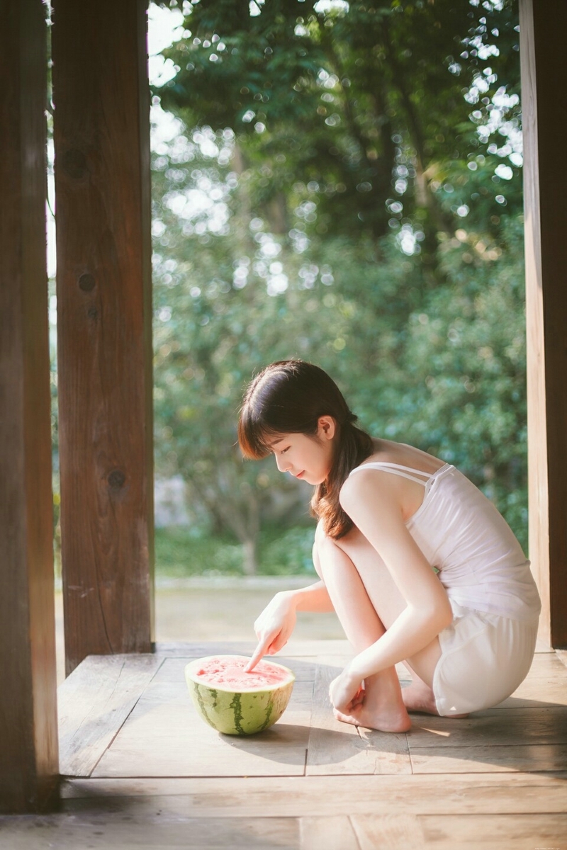 夏日西瓜少女背心白皙娇嫩美肤