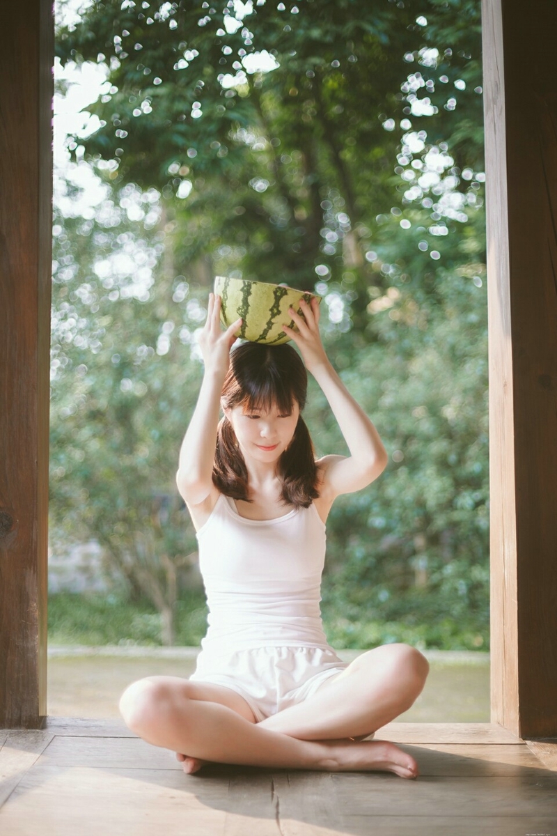 夏日西瓜少女背心白皙娇嫩美肤