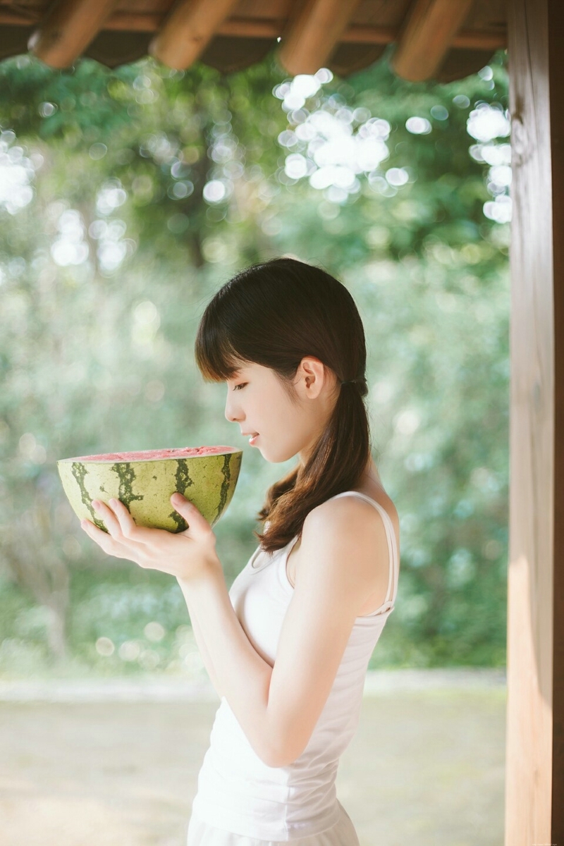 夏日西瓜少女背心白皙娇嫩美肤
