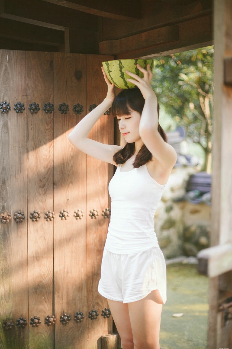 夏日西瓜少女背心白皙娇嫩美肤