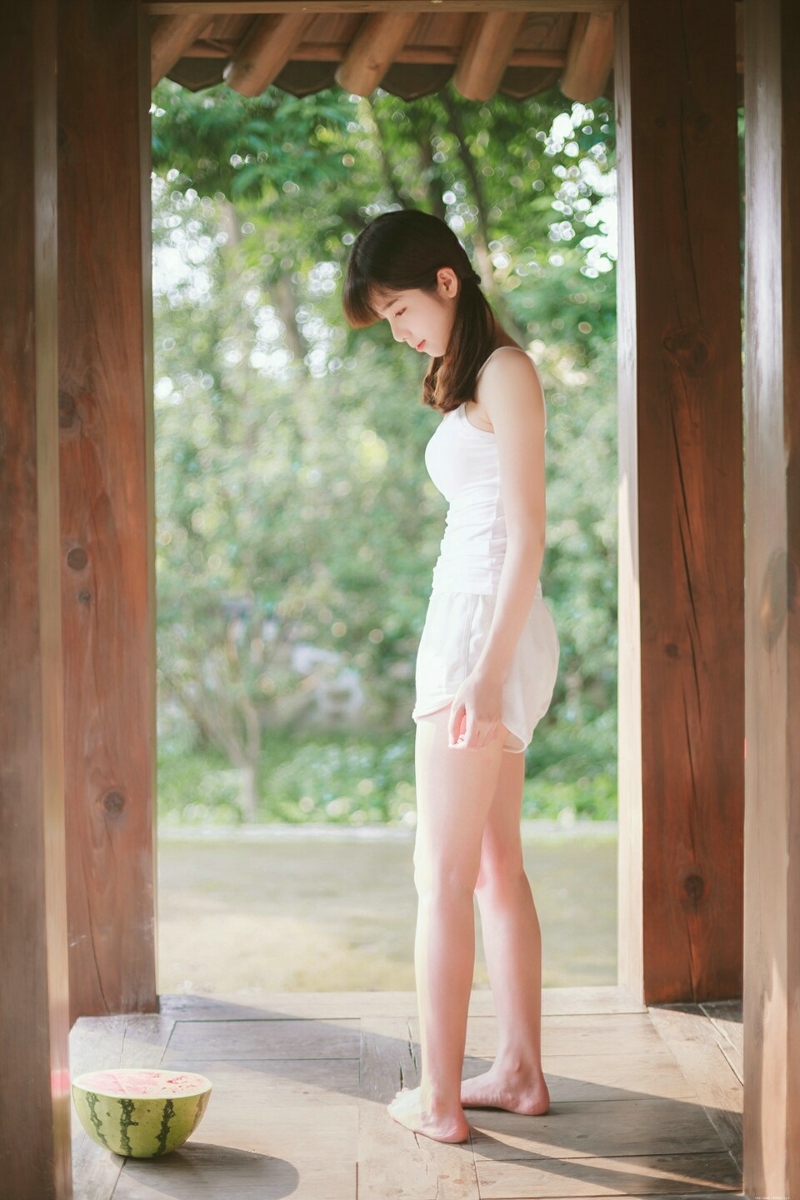 夏日西瓜少女背心白皙娇嫩美肤