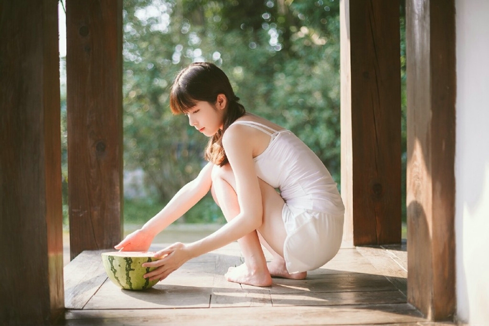 夏日西瓜少女背心白皙娇嫩美肤
