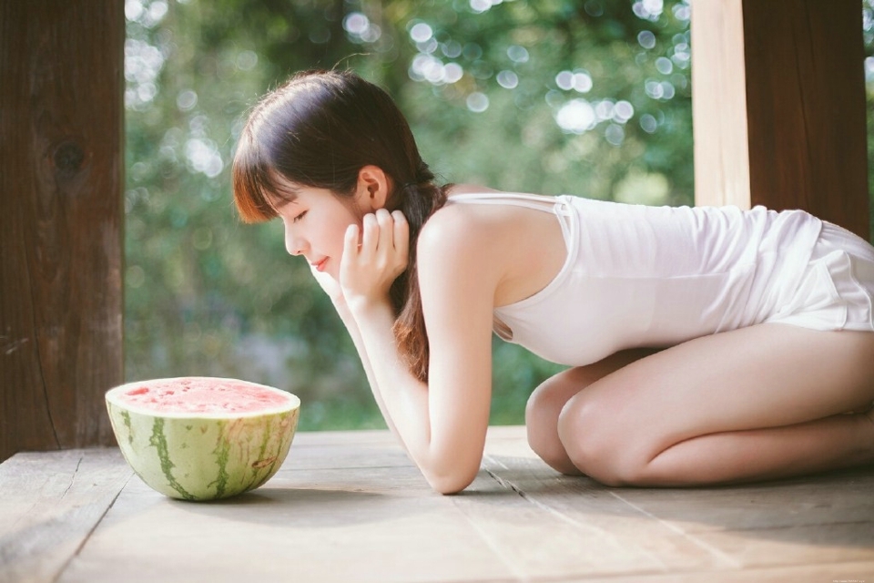 夏日西瓜少女背心白皙娇嫩美肤