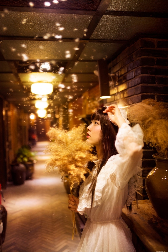 昏暗灯光下的洛丽塔少女蕾丝长裙清纯写真